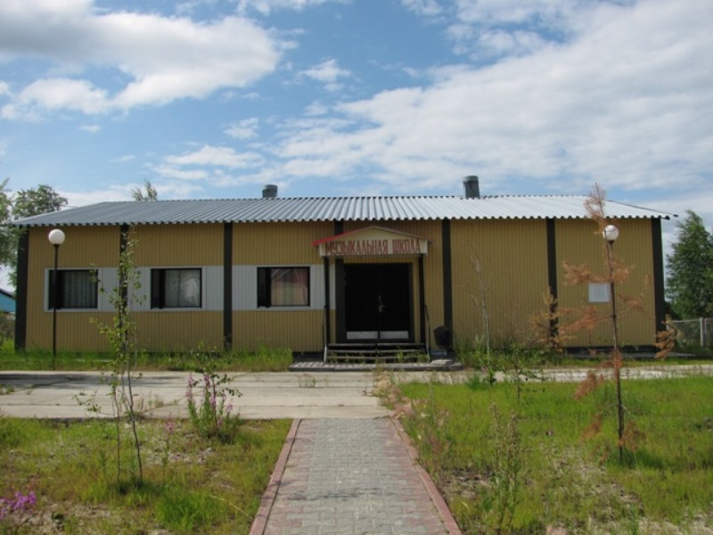 Старое здание Бобровской школы